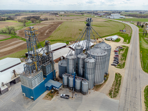 https://upload.wikimedia.org/wikipedia/commons/6/65/Grain_bins_in_Cashton%2C_Wisconsin.jpg