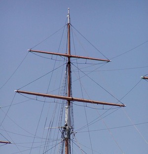 https://upload.wikimedia.org/wikipedia/commons/7/79/Balclutha_main_topgallant_mast.jpg