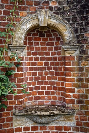 https://upload.wikimedia.org/wikipedia/commons/thumb/e/ea/%27Peto%27_Pavilion_niche_at_Easton_Lodge_Gardens%2C_Little_Easton%2C_Essex%2C_England.jpg/1365px-%27Peto%27_Pavilion_niche_at_Easton_Lodge_Gardens%2C_Little_Easton%2C_Essex%2C_England.jpg