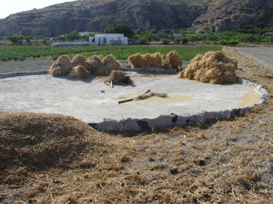 https://upload.wikimedia.org/wikipedia/commons/d/d0/Threshing_place%2C_Santorini%2C_Greece.jpg