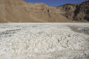 https://upload.wikimedia.org/wikipedia/commons/4/48/Emi_Koussi_crater_natron.jpg