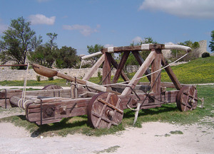 https://upload.wikimedia.org/wikipedia/commons/c/cb/Replica_catapult.jpg