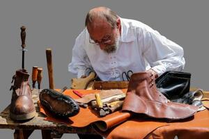 https://lingopolo.org/french/sites/lingopolo.org.french/files/styles/entry/public/images/2015/09/shoemaker.jpg