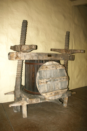 https://upload.wikimedia.org/wikipedia/commons/9/9b/Wine_press_from_16th_century.jpg