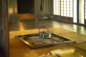 https://upload.wikimedia.org/wikipedia/commons/1/19/Japanese_Traditional_Hearth_L4817.jpg