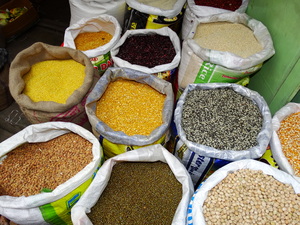 https://upload.wikimedia.org/wikipedia/commons/3/31/Pulses_for_Sale_in_Market_-_Darjeeling_-_West_Bengal_-_India_%2812431603075%29.jpg