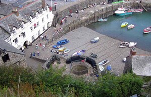 https://upload.wikimedia.org/wikipedia/commons/7/72/Harbour.clovelly.arp.750pix.jpg