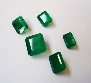 https://upload.wikimedia.org/wikipedia/commons/1/1a/5_Emeralds_from_Colombia.JPG